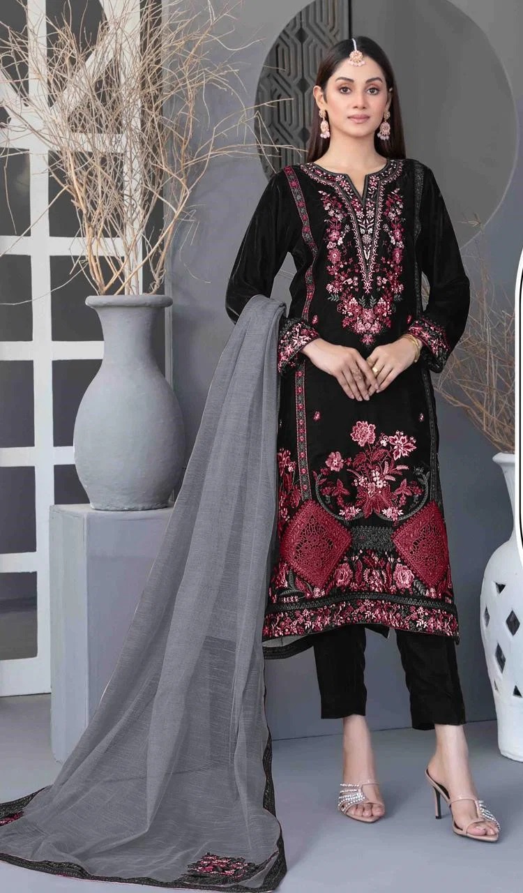 Mah E Rooh 4226 Velvet Embroidered Pakistani Salwar Kameez